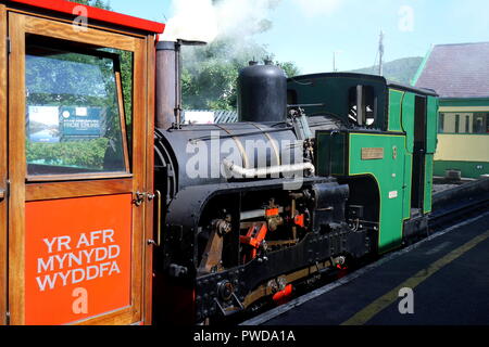 Locomotive à vapeur d'époque, Snowdon Mountain Railway, géré par Patrimoine canadien Grest Grande-bretagne, Llanberis, Gwynedd, au nord du Pays de Galles, Royaume-Uni Banque D'Images