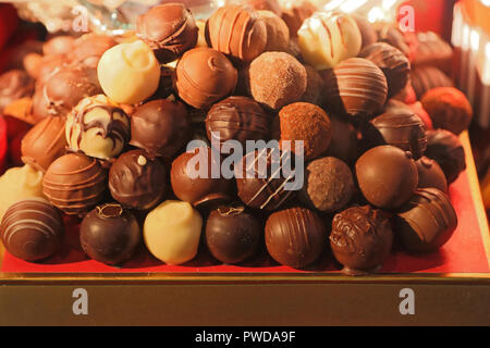 Gros tas de chocolat praliné dessert sucré Banque D'Images