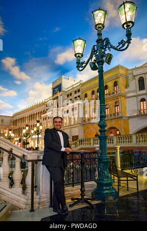 L'homme en smoking qui pose pour photo au Venetian Resort, Grand Canal Boutiques Mall, Las Vegas, Nevada. Banque D'Images