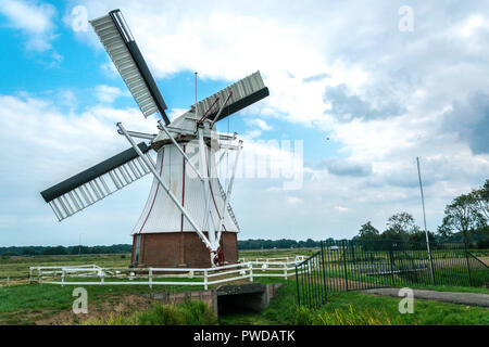 GRONINGEN, Pays-Bas, 15 août 2018 : Le Moulin Blanc (Witte Molen) à Groningue, un moulin historique typiquement néerlandais dans le nord des Pays-Bas Banque D'Images