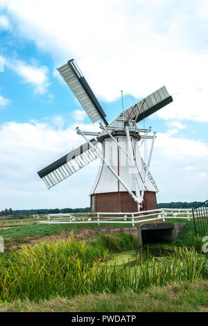GRONINGEN, Pays-Bas, 15 août 2018 : Le Moulin Blanc (Witte Molen) à Groningue, un moulin historique typiquement néerlandais dans le nord des Pays-Bas Banque D'Images