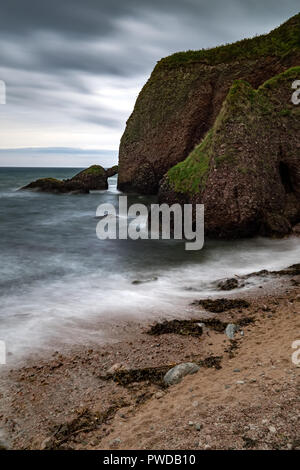 Cushendun grottes, l'un des célèbres attractions de l'Irlande du Nord et lieu de tournage de série télévisée populaire jeu de trône. situé dans villa Cushendun Banque D'Images