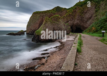 Cushendun grottes, l'un des célèbres attractions de l'Irlande du Nord et lieu de tournage de série télévisée populaire jeu de trône. situé dans villa Cushendun Banque D'Images