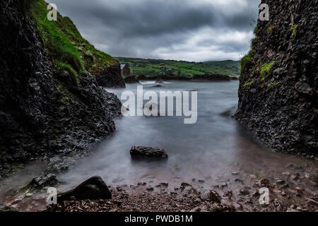 Cushendun grottes, l'un des célèbres attractions de l'Irlande du Nord et lieu de tournage de série télévisée populaire jeu de trône. situé dans villa Cushendun Banque D'Images