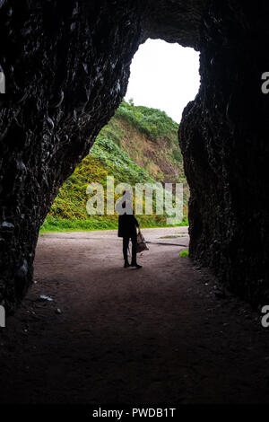 Cushendun grottes, l'un des célèbres attractions de l'Irlande du Nord et lieu de tournage de série télévisée populaire jeu de trône. situé dans villa Cushendun Banque D'Images