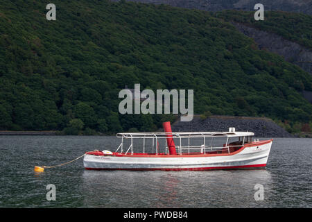 Seren Yr Wyddfa bateau de plaisance sur le lac Llanberis, Llynpadarm Banque D'Images