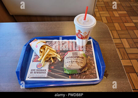 Burger King Whopper hamburger, frites et boisson froide repas sur le fast food restaurant le dîner. Banque D'Images