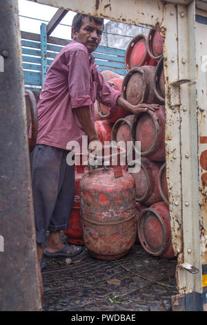 La livraison de bouteilles de gaz GPL travailleur dans le camion pour les clients Banque D'Images