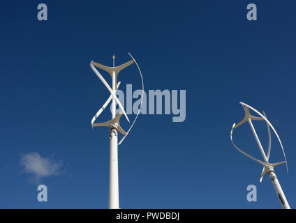 Deux Eoliennes à axe vertical à Cleveleys lancashire uk Banque D'Images