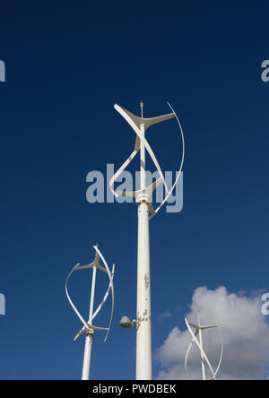 Deux Eoliennes à axe vertical à Cleveleys lancashire uk Banque D'Images