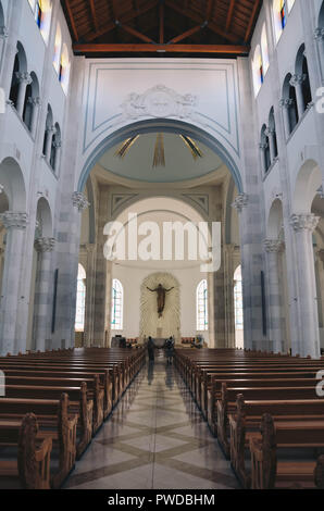 Intérieur de la cathédrale de Saint Mère Teresa (construit 2007), Pristina, Kosovo, Balkans, Septembre 2018 Banque D'Images