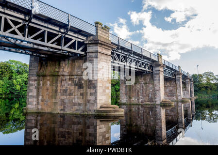 Une vue de scenic railway bridge crossing river dee près de Duthie Park, Aberdeen, Écosse Banque D'Images