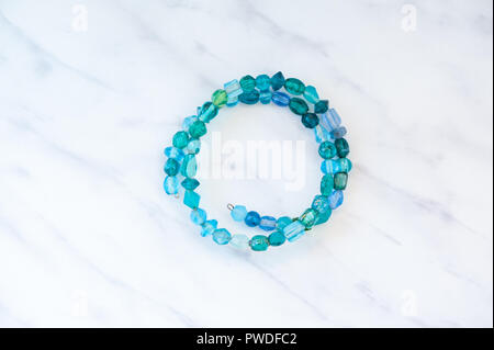 Bracelet perles de verre bleu Banque D'Images