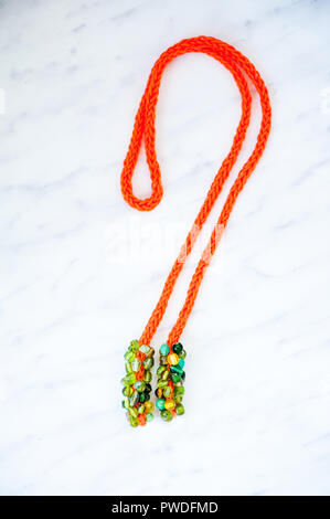 Collier de perles au crochet orange Banque D'Images