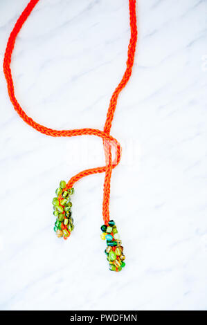 Collier de perles au crochet orange Banque D'Images