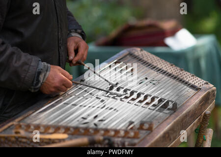 Musician playing dulcimer traditionnel avec des maillets Banque D'Images