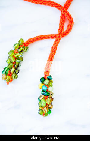 Collier de perles au crochet orange Banque D'Images