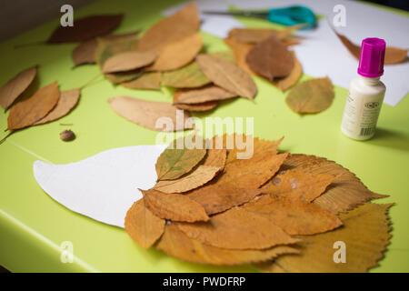 Artisanat d'automne avec les enfants. hérisson mignon faite de feuilles d'automne, matériaux naturels. création des processus Banque D'Images