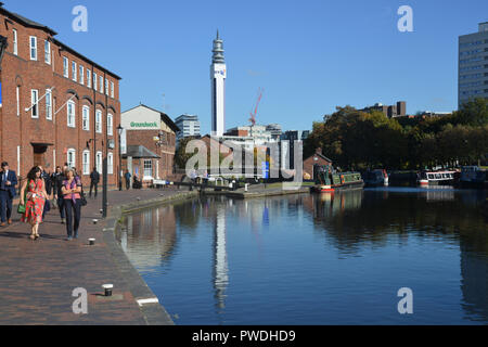 BT Tower, Birmingham, vu de l'Fazeley Canal dans le centre-ville Banque D'Images