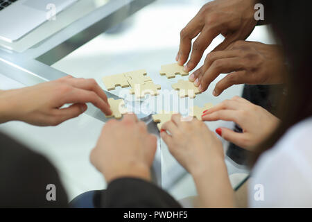 Close up. Business team l'assemblage de pièces de puzzle. Banque D'Images