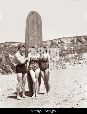 Le capitaine d'H.G. Enrouleurs de Coolangatta, Queensland (à gauche), qui a donné de surf équitation expositions à Newquay, Cornwall, avec Mlle joie Nichols de Londres (centre) et Mme Esmé Sanderson, de Londres pendant deux jours de carnaval aquatique par le personnel de la Royal Australian Air Force en congé à un congé ACF hostel à Newquay en juillet 1945. Banque D'Images