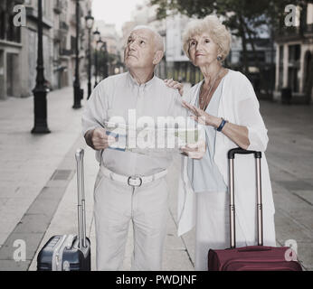 Hauts femme ukrainienne et l'homme voyageant ensemble à la destination avec plan de ville Banque D'Images