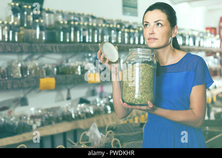 Femelle adulte positif prendre une odeur d'herbes séchées naturel vendu au poids en eco shop Banque D'Images