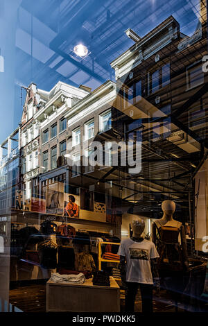 Shop/et reflétée bâtiments à Amsterdam, Pays-Bas Banque D'Images