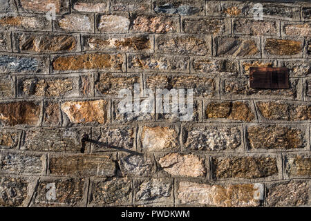 Blocs de construction en pierre naturelle en close-up montrant couleurs de granit et le mortier détails de mur en refuge de montagne Banque D'Images