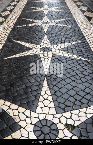 Classique noir et blanc pavés brillant situé dans star et symétrique du diamant formes dans street dans le centre de Lisbonne Portugal Banque D'Images