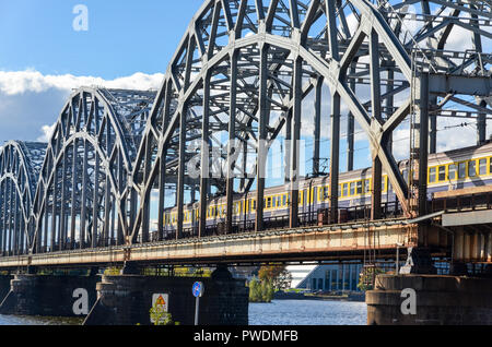 Les chemins de fer lettons train passant sur le pont de chemin de fer, Riga, Lettonie, sur la Daugava Banque D'Images