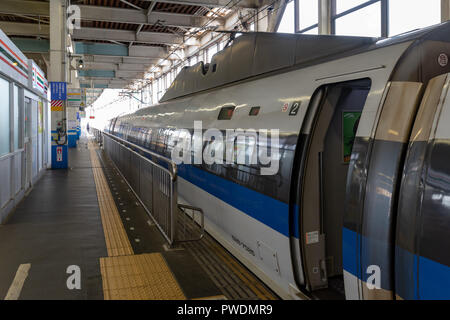 Osaka, JP - le 28 juin 2017 : Portes de Shinkansen bullet train à grande vitesse à la station d'ouverture pour les passagers, l'affichage de la forme, du côté indiqué comme abstraite Banque D'Images