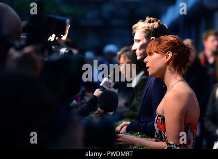 Tom Harper et Jessie Buckley participant à la Wild Rose Premiere dans le cadre de la BFI London Film Festival à Embankment Gardens à Londres. Banque D'Images