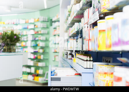 Droit de médicaments qui se trouvent dans les placards sur les étagères dans le département pharmaceutique. Banque D'Images