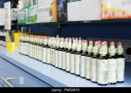 Droit de médicaments qui se trouvent dans les placards sur les étagères dans le département pharmaceutique. Banque D'Images