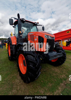 Kubota M7152 orange vif tracteur sur l'affichage à la comté de show qui a eu lieu à Chieveley showground près de Newbury dans le sud de l'Angleterre Banque D'Images