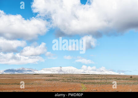 CERES, AFRIQUE DU SUD, le 8 août 2018 : paysage agricole sur la route R46 près de Ceres dans la province occidentale du Cap. L'infrastructure électrique et la neige sur Matroo Banque D'Images