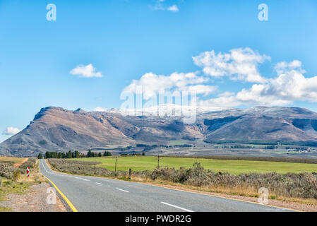 Le paysage sur la route R46 près de Ceres dans la province occidentale du Cap. La neige est visible sur les montagnes Theronsberg Banque D'Images