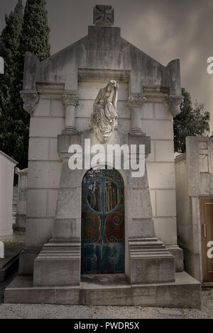 Triste tombeau avec une statue de femme d'un vieux cimetière européen Banque D'Images