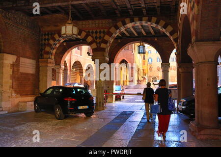 Passage voûté dans le Palazzo del Podesta musée dans la vieille ville de Vérone, Italie du Nord Banque D'Images