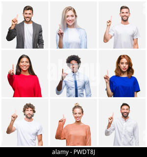 Collage de groupe de jeunes femmes et hommes sur fond isolés montrant et pointant vers le haut avec un certain nombre de doigts en souriant confiant et hap Banque D'Images