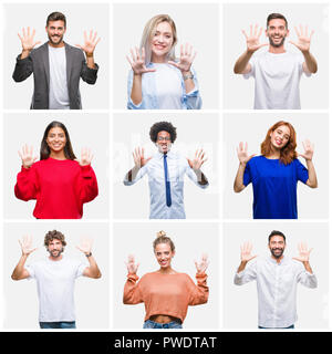 Collage de groupe de jeunes femmes et hommes sur fond isolés montrant et pointant vers le haut avec les doigts le numéro dix en souriant confiant et ha Banque D'Images