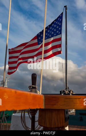 Battant pavillon américain, à partir de l'arrière du rail USS Constituion Ironsides - Vieux, dans le port de Boston, Massachusetts, USA Banque D'Images