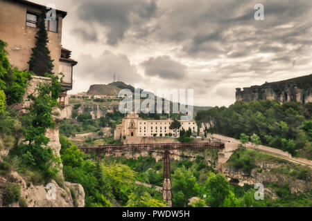 La fameuse "Casas Colgadas (maisons suspendues) de Cuenca, avec le pont San Plablo dans l'arrière-plan, sur un jour nuageux Banque D'Images