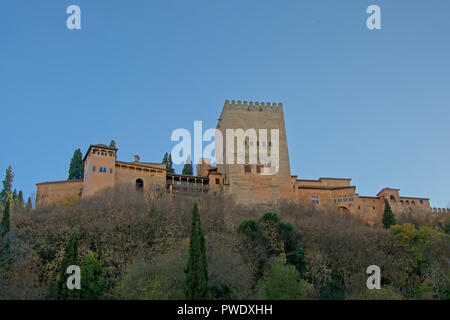 Le château maure de l'Alhambra, Grenade, Espagne, low angle view Banque D'Images