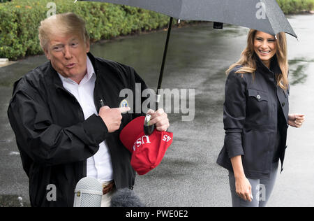 Le Président des Etats-Unis, Donald J. Trump Première dame des gestes Melania Trump comme il parle aux journalistes alors qu'il se prépare à quitter la Maison Blanche à Washington, DC pour une journée de voyage en Floride le lundi 15 octobre, 2018. Credit : Ron Sachs/CNP /MediaPunch Banque D'Images