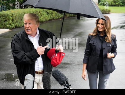 Le Président des Etats-Unis, Donald J. Trump Première dame des gestes Melania Trump comme il parle aux journalistes alors qu'il se prépare à quitter la Maison Blanche à Washington, DC pour une journée de voyage en Floride le lundi 15 octobre, 2018. Credit : Ron Sachs/CNP /MediaPunch Banque D'Images