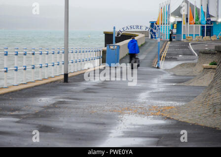 Weymouth. 15 octobre 2018. Un homme passe sa valise tristement le long de crédit : Stuart fretwell/Alamy Live News Banque D'Images