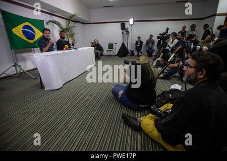 Sao Paulo, Brésil. 15 octobre 2018. SP - São Paulo - 10/15/2018 - Fernando Haddad conférence de presse - Le PT candidat à la présidence de la République, Fernando Haddad, donne une conférence de presse dans un hôtel dans le sud de la ville de Sao Paulo, le lundi matin.  : Suamy Beydoun / AGIF : Crédit AGIF/Alamy Live News Banque D'Images