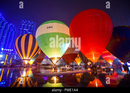 Xingyi, province du Guizhou en Chine. 14Th Oct, 2018. Personnes voir colorful ballons à air chaud sur Jushan square dans la ville de Xingyi, sud-ouest de la Chine, de la province du Guizhou, 14 octobre, 2018. Credit : Liu Chaofu/Xinhua/Alamy Live News Banque D'Images